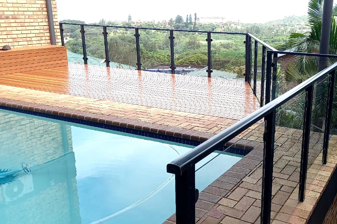 Glass balustrade by the pool