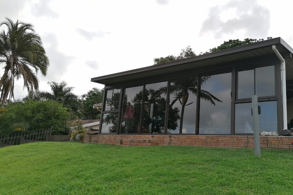 Aluminium tinted window facade installation